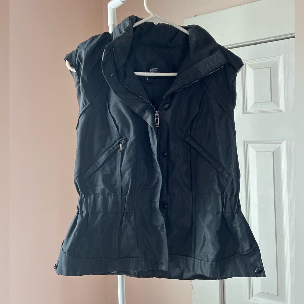 Gorgeous Black Etcetera Black Puffy Vest with waste Accent. On or off the slopes